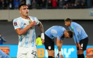 Argentina, la notte di Lautaro: standing ovation e lacrime in panchina